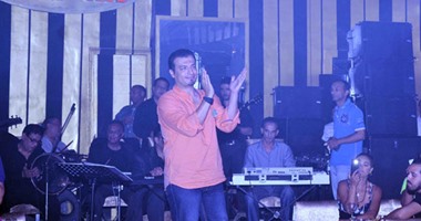 إيهاب توفيق يحيى حفلا بالساحل الشمالى بحضور نجوم المجتمع والمشاهير
