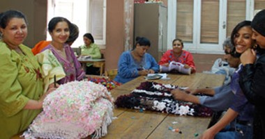 فن الزبالة.. علب بلاستيك وأقمشة وفتاحات معلبات تتحول لتحف فنية ببصمة "ستات منشأة ناصر".. مشروع "زبالين أرت" أحيا الفن فى المنطقة.. إخراج الإبداع من "المخلفات"