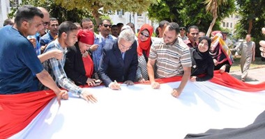 محافظ المنيا يوقع على أطول علم مصرى ويهديه للرئيس وأرواح الشهداء