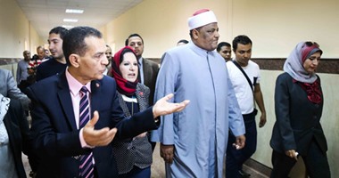 رئيس جامعة الأزهر لأهالى المرضى فى المستشفيات: "المحشى ده فى بيتكو"