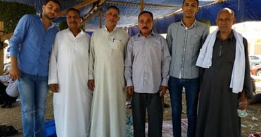 أهالى قرية واقعة ذبح الحمير: نقاطع اللحوم بشكل عام.. وحطمنا محل الجزار بكل محتوياته.. ونطالب الحكومة بفحص دورى للمحال.. و"تموين الشرقية": الحمار نافق منذ 72 ساعة وتنبعث منه روائح كريهة