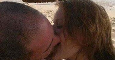 احترس من طلباتك.. كيف أبعد الفوتوشوب صورة طفل من قبلة عاطفية