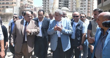 أهالى السنبلاوين يستقبلون "محلب" بهتافات: "تحيا مصر" 