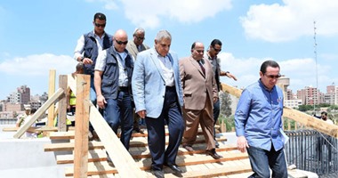 محلب يصعد على "السقالة" لتفقد أعمال المرحلة الثالثة لكوبرى سندوب بالدقهلية