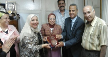 رئيسة شبكة صوت العرب تكرم مدير إذاعة "القناة"