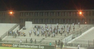 جماهير الزمالك تدير ظهرها للملعب بعد بداية مباراة الصفاقسى