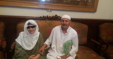 وزير الصحة يستقبل الحاجة زينب المتبرعة بـ"قرطها" الذهبى لتسليمها سماعة أذن