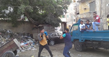بالصور .. أطفال من الضياع وطريق المخدرات لحلبة الملاكمة.. الأندية ومراكز الشباب رفضتهم لفقرهم..وأبطال التسعينيات يدربونهم فى الشارع ووسط أكوام الزبالة.. حبل مشدود على سيارة مهملة "طريق النجاة"