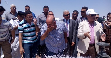 بالصور.. وزير الزراعة يغسل وجهه من بئر مياه جوفية بجنوب سيناء