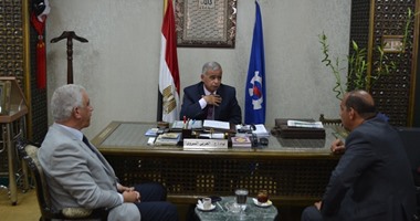 تجمهر عمال مصنع للسيراميك أمام ديوان عام السويس للمطالبة بعدم غلق المنشأة