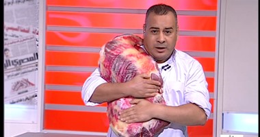 القرموطى يظهر على "مانشيت" بجلباب أبيض وقطعة لحم تضامنا مع "بلاها لحمة"