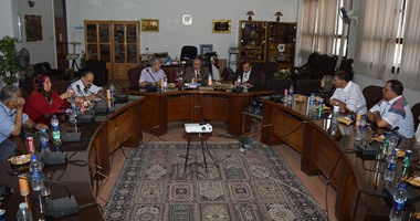 رئيس جامعة سوهاج يعقد اجتماعا مع مديرى العموم استعدادا لبدء الدراسة