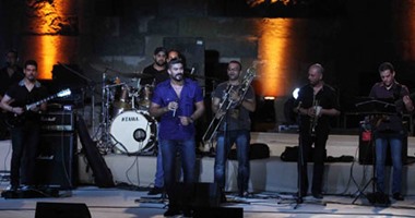 خالد سليم يقبل دبلة زوجته ويرسل لها كلمة بحبك بحفل محكى القلعة