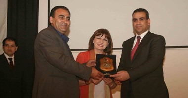 رئيس بلدية جرش يهدى عبد الواحد النبوى درع المدينة تكريمًا له