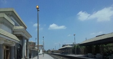 بالصور.. أعمدة الإنارة مضاءة نهارا بمحطة سكك حديد الفشن فى بنى سويف