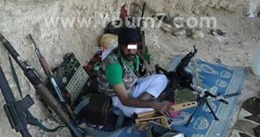 أهالى "حمرا دوم" بقنا يلقبونه بالخط ونوفل الجديد.. القبض على أخطر متهم فى عالم الجريمة بالصعيد.. هارب من 3 أحكام بالإعدام و100 سنة سجن.. قتل أمين شرطة وحاصر قسم نجع حمادى بالأسلحة وتحصن بالجبل سنوات