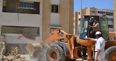 حملة لإزالة التعديات والإشغالات بحى عتاقة فى السويس