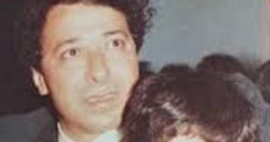 صلاح السعدنى فى صورة نادرة مع ابنه أحمد فى مرحلة الطفولة