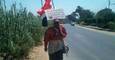 مواطن منياوى يقرر المشاركة فى احتفالات قناة السويس سيرا على الأقدام