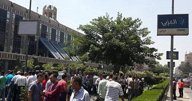 بالصور.. تظاهر العاملين بالخدمات البترولية البحرية  أمام "البترول"