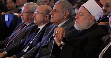محلب يشاهد فيلما تسجيليا حول التعليم العالى والفنى بمؤسسة مصر الخير