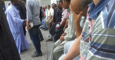 تجمهر أهالى ضحية الإهمال الطبى أمام مستشفى السكة الحديد