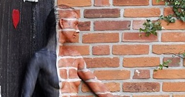 خداع بصرى مذهل.. رسامة تلون جسد العارضات بحيث لا تفرقهن عن الخلفية