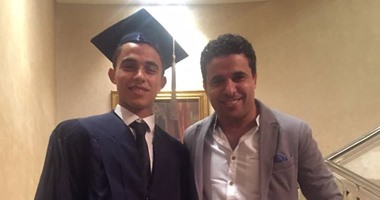 خالد الغندور ينشر صورة مع ابنه "سيف" بعد تخرجه من المدرسة الثانوية