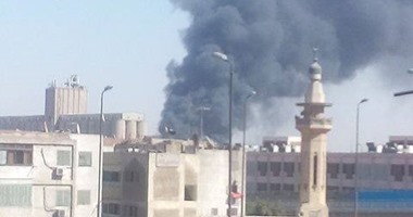 بالصور.. حريق هائل بمصنع للبلاستيك بمنطقة المنشية الجديدة بشبرا الخيمة