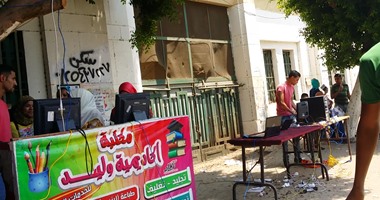 بالصور.. سماسرة التنسيق ينتشرون أمام مكتب تنسيق جامعة القاهرة