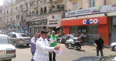 مديرية أمن القاهرة توزع أعلام مصر على المواطنين احتفالا بقناة السويس