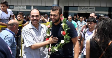 طبل ومزمار بلدى فى استقبال منتخب شباب اليد