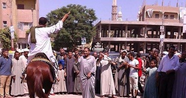 بالصور.. المزمار ورقص الخيل فى شوارع فرشوط للاحتفال بقناة السويس الجديدة