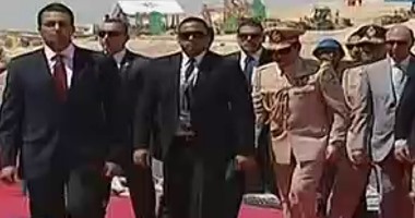 السيسى يعطى إشارة بدء مرور السفن بقناة السويس: على بركة الله تحيا مصر