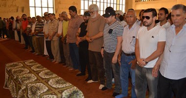 بكاء طارق النهرى أثناء صلاة الجنازة على ميرنا المهندس