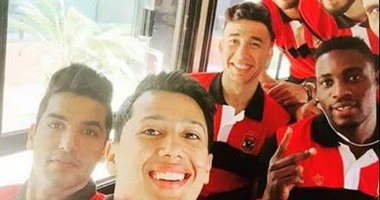 إيفونا يلتقط أول "سليفى" مع لاعبى الأهلى فى تونس