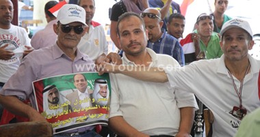 المئات يتابعون افتتاح قناة السويس على المقاهى بالإسماعيلية