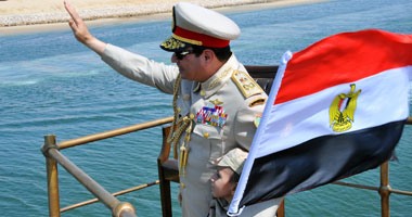 المواطنون يستقبلون السيسى بهتاف "تحيا مصر" بمقر افتتاح القناة