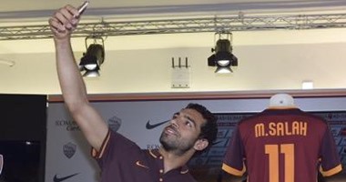 قميص محمد صلاح يزين قاعة المؤتمرات فى روما قبل تقديمه رسمياً