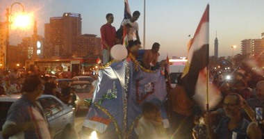 محتفلو التحرير يصممون "سفينة" احتفالا بافتتاح قناة السويس