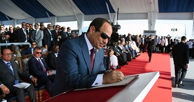 بشائر "الألف خطوة".. الرئيس يعلن عن مشروعات تنموية جديدة خلال أيام.. مصادر ترجح تنظيم احتفال لإعلان المشروعات يتضمن تنمية قناة السويس و"العاصمة الإدارية".. والحفل الأسطورى رسالة طمأنة للعالم