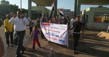 بالصور.. الألعاب النارية تنير سماء سوهاج فى الاحتفال بافتتاح القناة