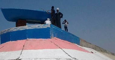 الأهالى يدشنون مجسمًا لقناة السويس الجديدة على كوبرى العريش
