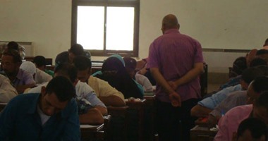 مكتبات أسيوط تشهد زحاما للحصول على إجابة امتحان علم النفس السؤال بـ15 جنيها
