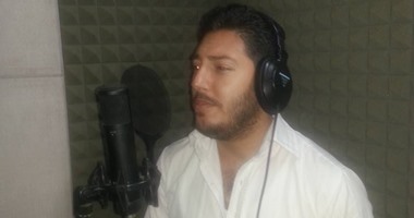 بالفيديو..شاعر ومطرب مصرى يهدى"اليوم السابع"أغنية بمناسبة افتتاح القناة