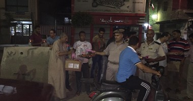 بالصور.. مأمور مركز المحلة يوزع الورود على المواطنين احتفالا بالقناة