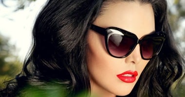 خلى بالك.. وضع ساق على أخرى يعرضك لدوالى الساقين