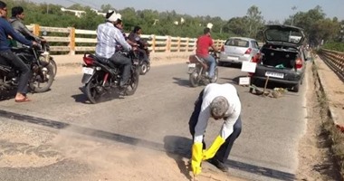 هندى ينفق مكافأة معاشه على تصليح الشوارع للناس.. "إماطة الأذى عن الطريق"