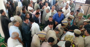 بالصور.. محافظ الشرقية لوالد شهيد العريش: "ابنك سبقك للجنة"