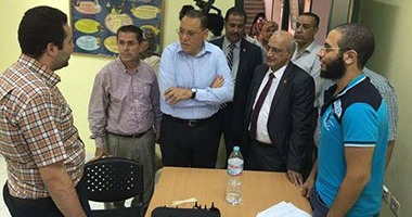 بالصور.. رئيس جامعة القناة يزور قافلة الإصحاح بقرية السبع آبار بالإسماعيلية